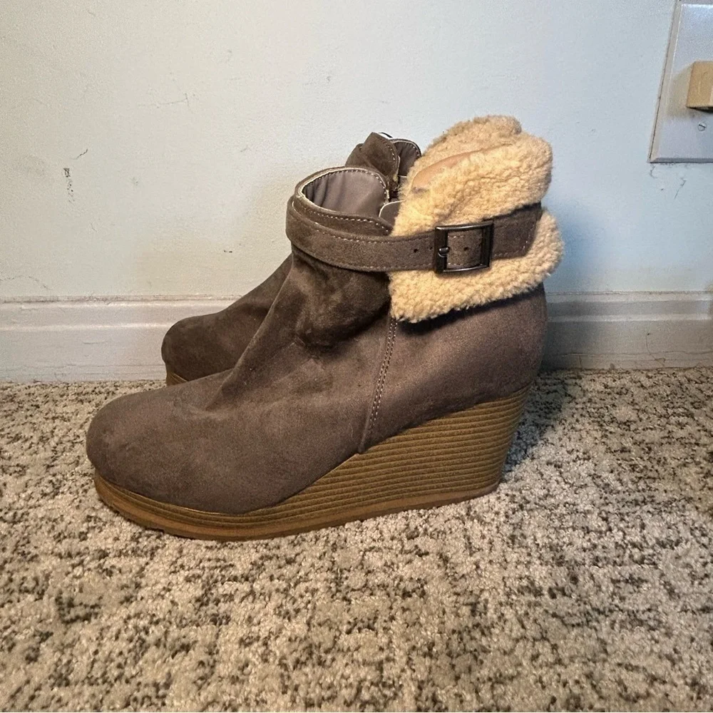Cheeks Fit Body Tony Gray Wedge Ankle Booties Size 8.5